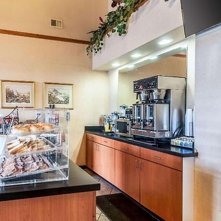 Econo Lodge Inn & Suites Middletown Exteriör bild