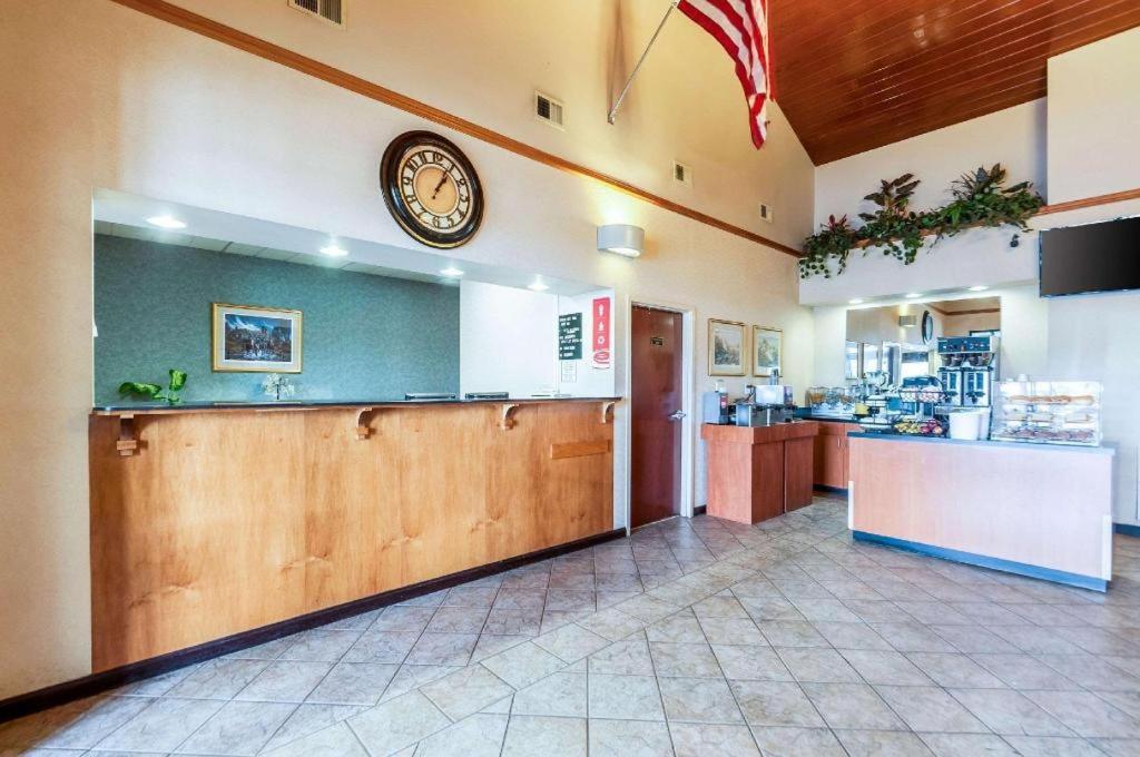 Econo Lodge Inn & Suites Middletown Exteriör bild