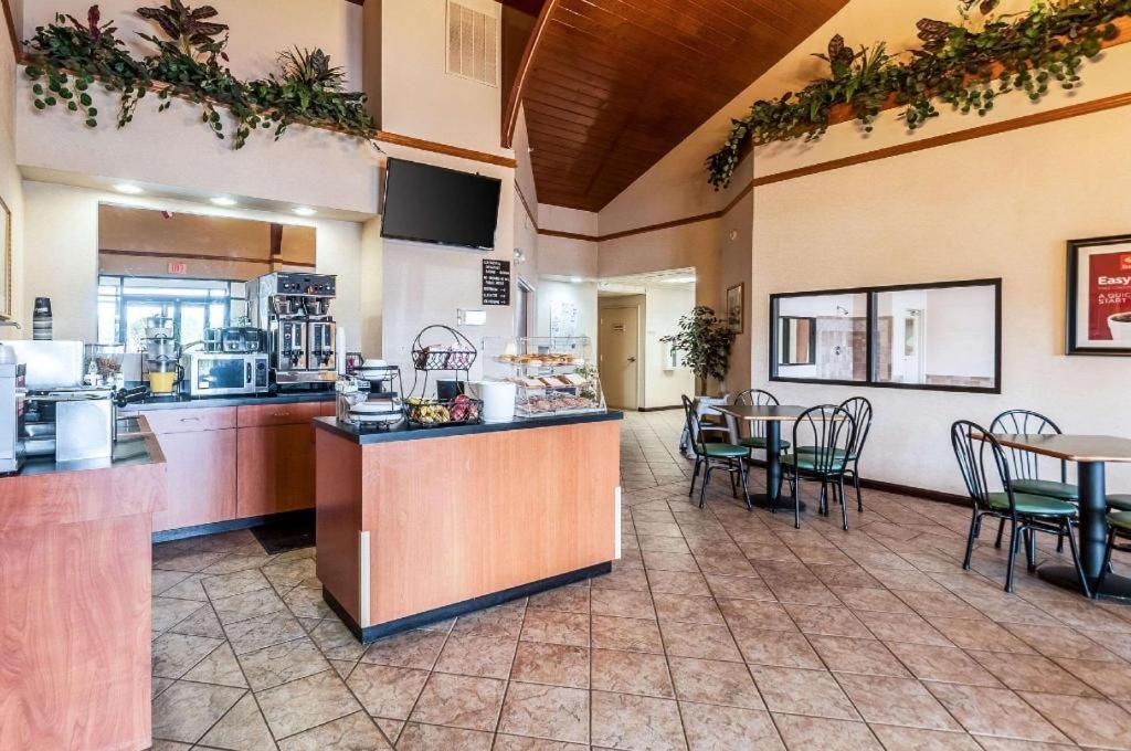 Econo Lodge Inn & Suites Middletown Exteriör bild