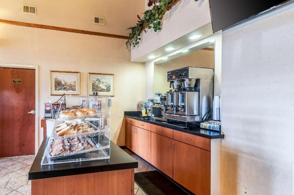 Econo Lodge Inn & Suites Middletown Exteriör bild