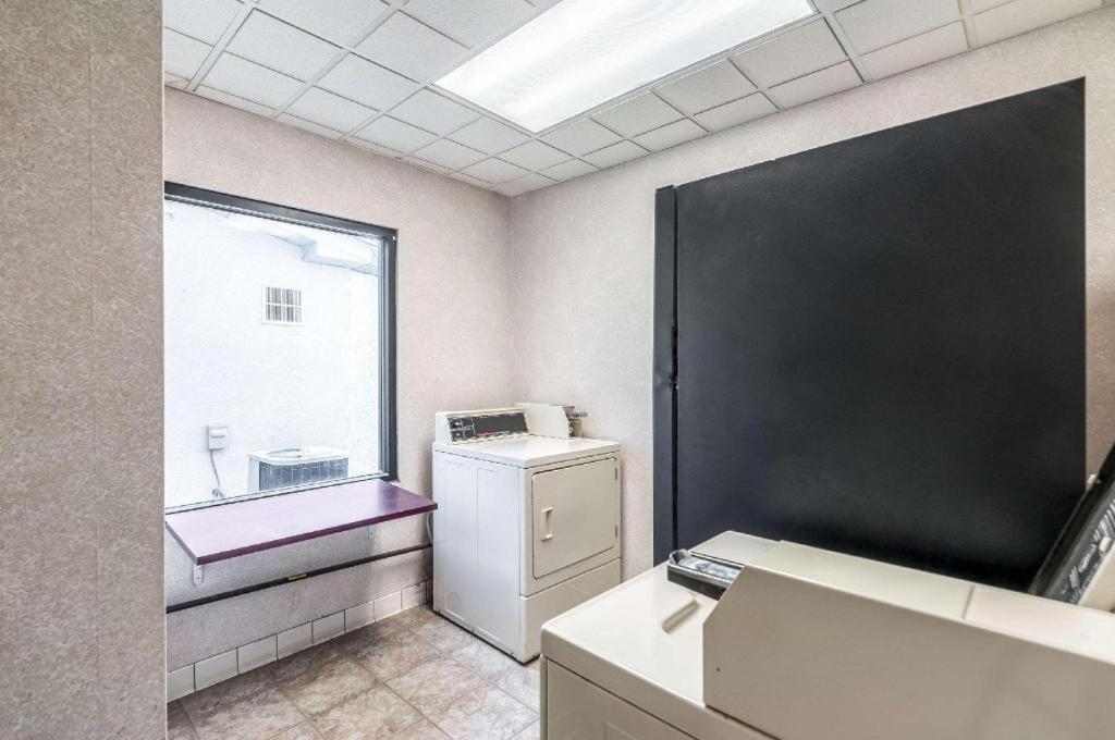 Econo Lodge Inn & Suites Middletown Exteriör bild